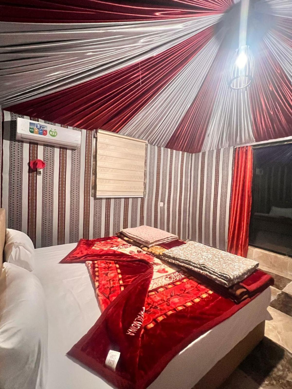 Scarlet Luxury Camp Wadi Rum Extérieur photo